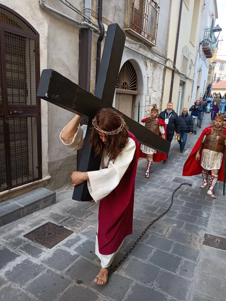 Il Cristo porta la Croce nella Via Crucis di Barile 2026 nel centro storico, tradizione arbëreshë del Vulture in Basilicata