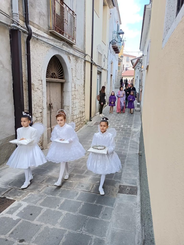 Le Tre Marie con le bambine vestite da angioletti nella Via Crucis di Barile, rito del Venerdì Santo della tradizione arbëreshë