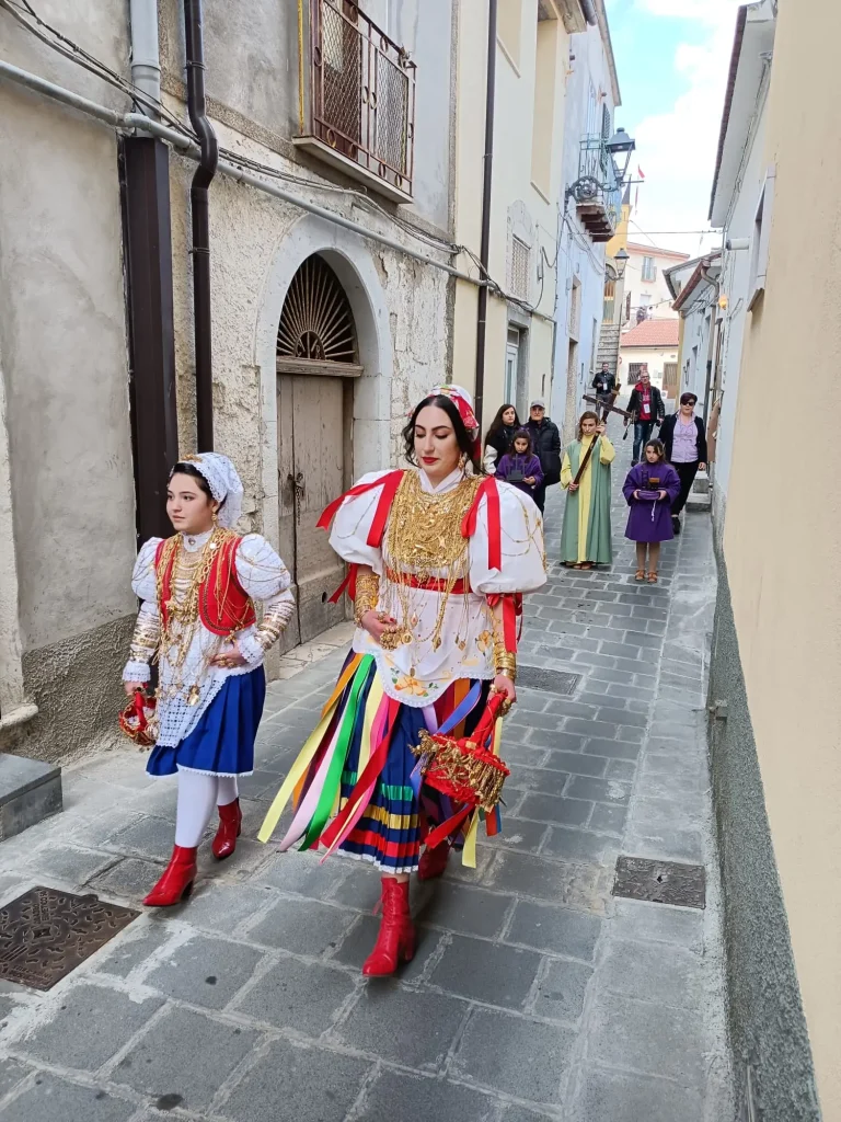 La Zingara e la Zingarella della Via Crucis di Barile con l’oro cucito sui costumi della tradizione arbëreshë del Vulture