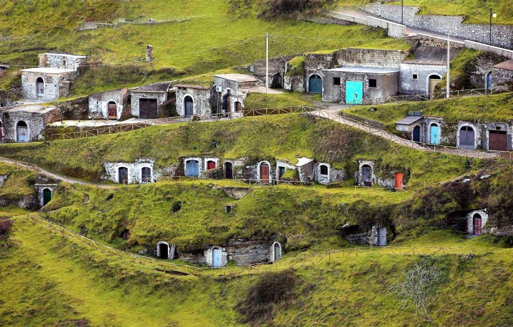 Sheshë di Barile — antiche cantine scavate nel tufo vulcanico del Vulture, Città Italiana del Vino 2026